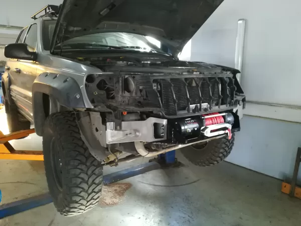 JEEP GRAND CHEROKEE VINČAS  UN AIZSARGA UZSTĀDĪŠNA